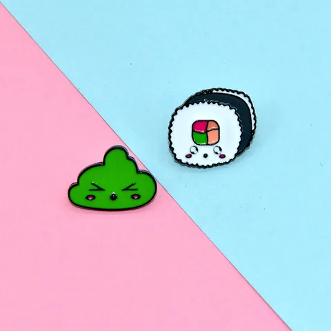 Kawaii Κινουμένων Σχεδίων Καρφίτσα Σμάλτο Wasabi Και Sushi Roll Σήμα Φαγητού Αξεσουάρ Κοσμήματα Από Κράμα Για Ρούχα Τσάντες Σακίδια Γυναίκες