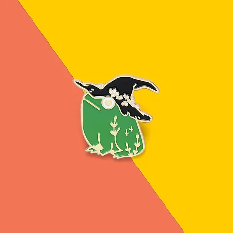 Lindo Pin de Esmalte de Rana Verde de Dibujos Animados Con Sombrero de Bruja Negro Broche de Aleación Para Ropa Mochila
