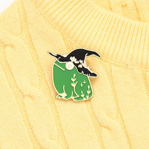 Lindo Pin de Esmalte de Rana Verde de Dibujos Animados Con Sombrero de Bruja Negro Broche de Aleación Para Ropa Mochila