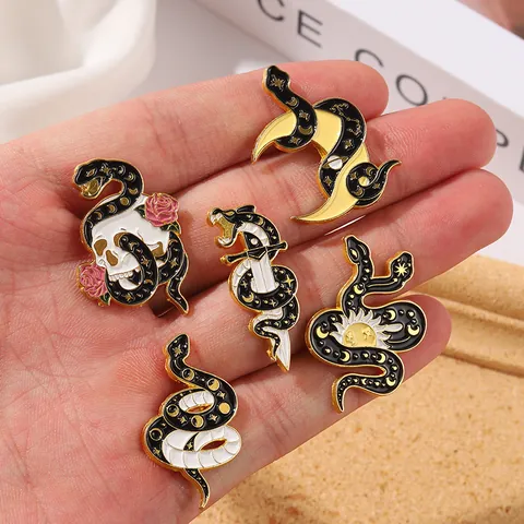 Gothische Schlange Emaille Brosche Set Vintage Mystery Sonne Mond Skelett Rose Dolch Legierung Abzeichen Für Herren Damen Mode Schmuck Geschenk