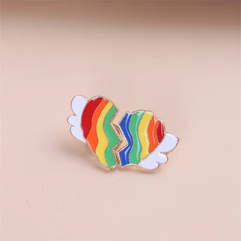 Creatieve Regenboog Hart Emaille Broche Pin Met Vleugels Legering Oliedruppel Split Hart Badge Voor Kleding Tassen Sieraden