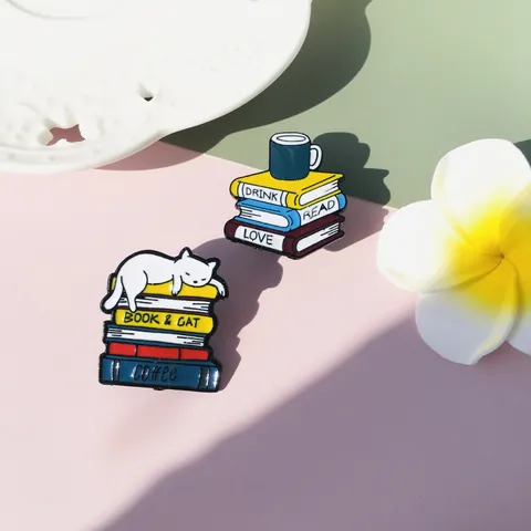 Kreative Cartoon Katze Emaille Brosche Legierung Abzeichen Süße Tier Buch Kaffee Revers Nadel Für Rucksack Hut Schmuck Dekor