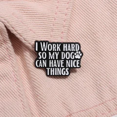 Spilla in Smalto con Citazione Divertente I Work Hard So My Dog Can Have Nice Things Lega Zampa di Cane Decorazione