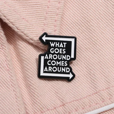 Spilla Smaltata Ispiratrice What Goes Around Comes Around Distintivo Lega Bianco Nero Proverbio Gioielli per Vestiti Zaino