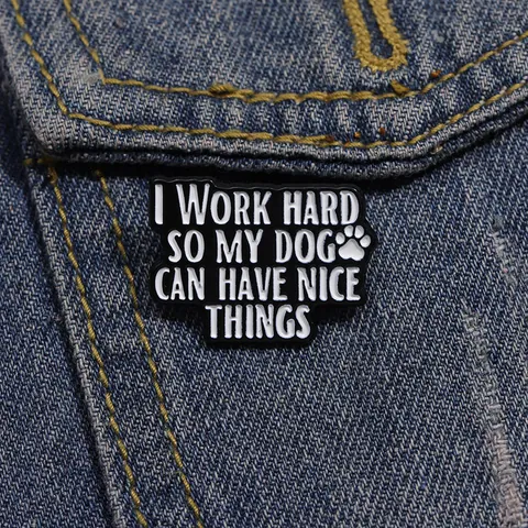 Spilla in Smalto con Citazione Divertente I Work Hard So My Dog Can Have Nice Things Lega Zampa di Cane Decorazione
