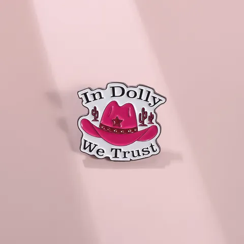 Spilla in Smalto Stile Retro Country In Dolly We Trust Cappello da Cowboy Rosa Cactus Spilla per Borse Vestiti Giacca di Jeans Distintivo Gioielli Regalo