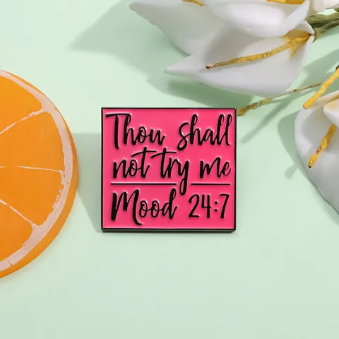 Thou Shall Not Try Me Mood Spilla Smaltata Rosa Quadrata Lega Spilla Slogan Umoristico Distintivo Per Zaino Vestiti Accessori