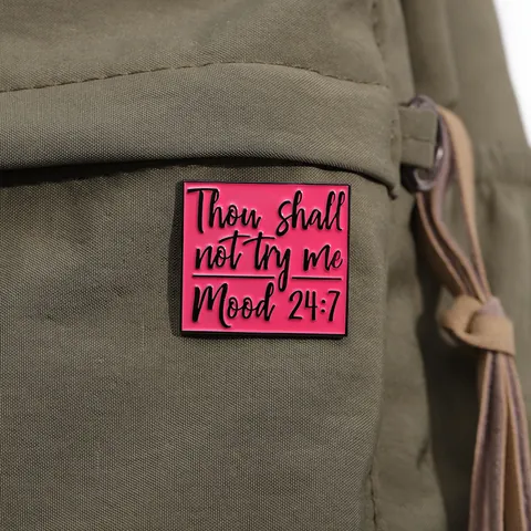 Thou Shall Not Try Me Mood Spilla Smaltata Rosa Quadrata Lega Spilla Slogan Umoristico Distintivo Per Zaino Vestiti Accessori