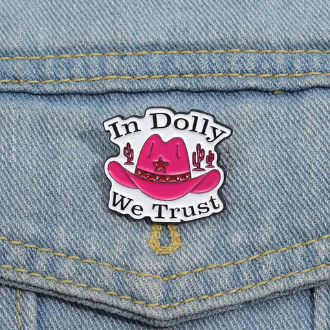 Spilla in Smalto Cappello da Cowboy Rosa Cartone Animato In Dolly We Trust Slogan Spilla in Lega Distintivo per Giacche Denim Borse Gioielli Donna