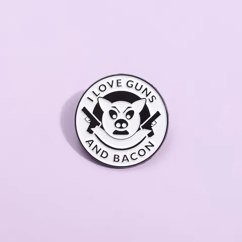 Spilla in Smalto I Love Guns And Bacon Maiale Lega Tonda Nero Bianco Distintivo Cartoon per Decorazione Abbigliamento Zaino