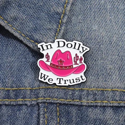 Spilla in Smalto Cappello da Cowboy Rosa Cartone Animato In Dolly We Trust Slogan Spilla in Lega Distintivo per Giacche Denim Borse Gioielli Donna
