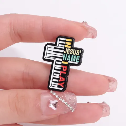 Broche de Esmalte Creativo de Cruz y Teclas de Piano In Jesus Name I Play Letra de Aleación de Zinc Joyería Religiosa