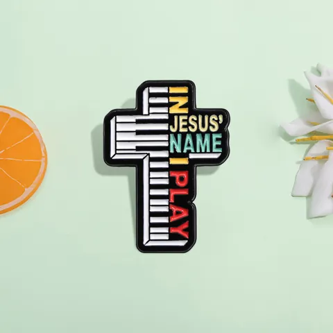Broche de Esmalte Creativo de Cruz y Teclas de Piano In Jesus Name I Play Letra de Aleación de Zinc Joyería Religiosa