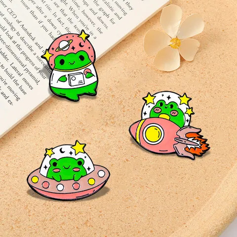 Pin de Esmalte de Rana Espacial Lindo Astronauta Cohete UFO Broche de Metal Insignia Para Mochila Ropa Joyería Unisex Regalo
