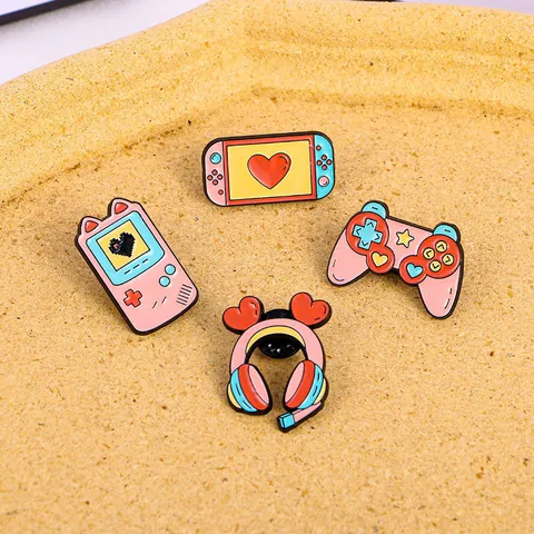 Spilla in Smalto a Forma di Console di Gioco Cartoon Kawaii Lega Rosa Carina Retro Game Controller Cuffie Distintivo per Vestiti Zaino Gioielli Unisex Regalo