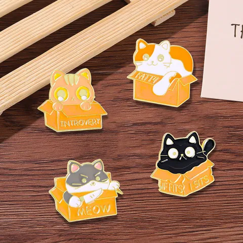 Mignonne Broche en Émail Chat Dans Une Boîte Badge Drôle Broche en Alliage de Zinc Pour Décoration de Sac à Dos Vêtements Introvert Fatty Meow Bijoux Cadeau