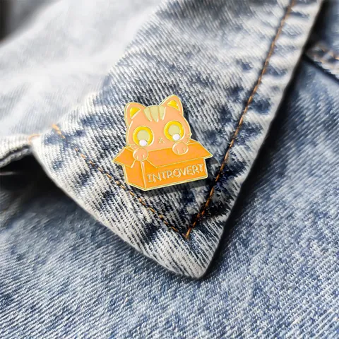 Mignonne Broche en Émail Chat Dans Une Boîte Badge Drôle Broche en Alliage de Zinc Pour Décoration de Sac à Dos Vêtements Introvert Fatty Meow Bijoux Cadeau