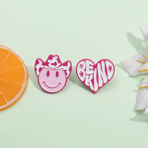 Rosa Cowboyhut Smiley Gesicht Herz BE KIND Emaille Pin Set Legierung Metall Abzeichen Brosche Für Kleidung Rucksack Jacken Damen Kinder Schmuck