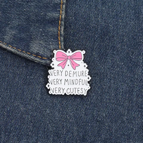 Pin de Esmalte Moderno Lazo Rosa Very Demure Very Mindful Very Cutesy Eslogan Broche de Aleación para Mochila Ropa Joyería