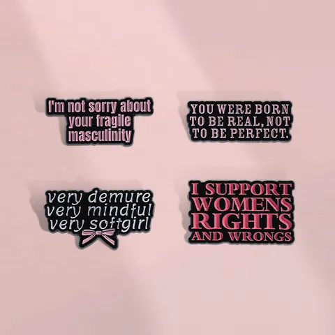 Damen Feminismus Slogan Emaille-Anstecknadeln Schwarz Rosa Zitat Brosche Very Demure Softgirl Support Badge Für Rucksack Kleidung