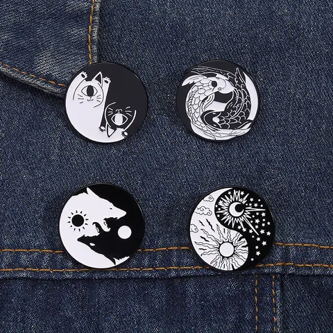 Yin Yang Emaille Broche Pin Minimalistisch Zwart Wit Legering Kat Wolf Koi Vis Zon Maan Patroon Ronde Badge Sieraden Accessoire