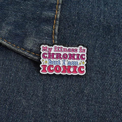 Spilla in Lega Smaltata Con Slogan My Illness Is Chronic But I Am Iconic Per Vestiti Borse Accessori Decorativi Gioielli Di Moda Per Donna Uomo