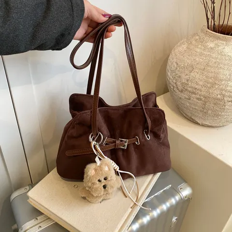 Sac Cabas en Suède Minimaliste pour Femmes Sac à Bandoulière Grande Capacité Avec Boucle de Ceinture Vintage Style Coréen Sac à Main de Navetteur Quotidien Avec Pendentif en Peluche