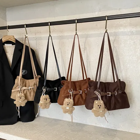Sac Cabas en Suède Minimaliste pour Femmes Sac à Bandoulière Grande Capacité Avec Boucle de Ceinture Vintage Style Coréen Sac à Main de Navetteur Quotidien Avec Pendentif en Peluche