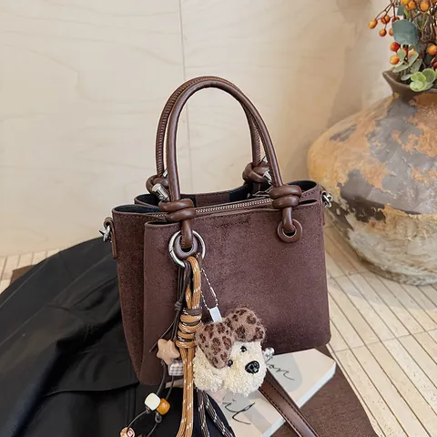 Borsa a Tracolla Piccola Quadrata in Scamosciato da Donna Minimalista Vintage Con Ciondolo in Peluche Tracolla Regolabile Stile Coreano