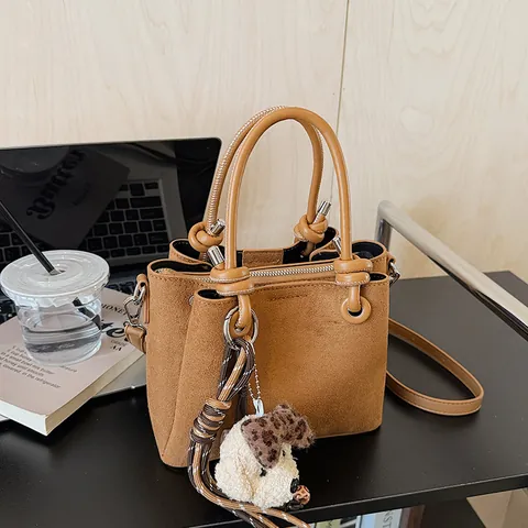 Borsa a Tracolla Piccola Quadrata in Scamosciato da Donna Minimalista Vintage Con Ciondolo in Peluche Tracolla Regolabile Stile Coreano
