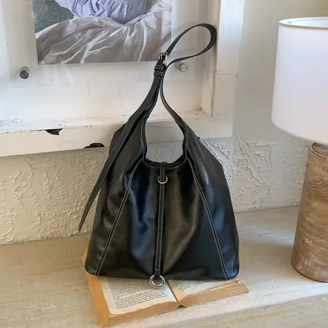 Große Kapazität PU Leder Tote Bag Retro Hobo Umhängetasche Kontrastnähte Metallring Verstellbarer Riemen Pendler Handtasche