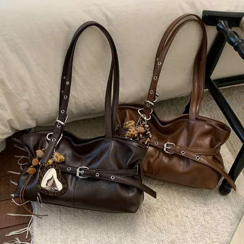 Sac à Épaule en Cuir PU Vintage Pour Femmes Sac Sous les Bras Plissé Rétro Avec Pendentif Cœur Léopard Sac Cabas Boucle Sac à Main Navette Quotidien