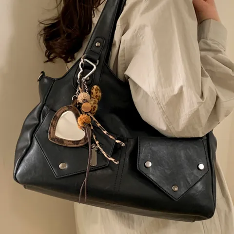 Vintage Grote Capaciteit PU Leren Tote Bag Voor Vrouwen Retro Multi Pocket Schoudertas Klinknagels Commuter Handtas Met Hanger