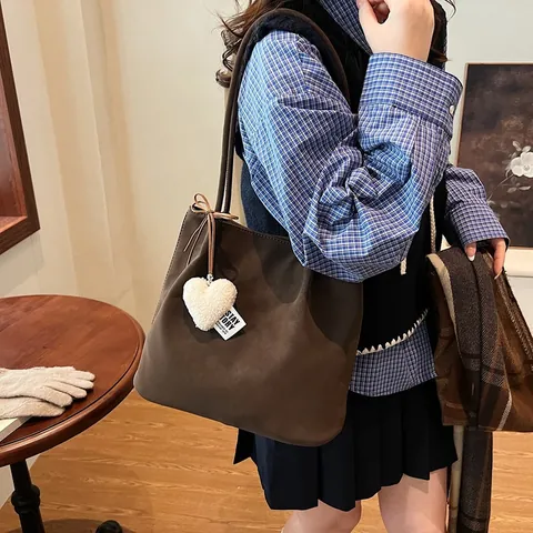 Vintage Faux Suede Tote Bag For Women Large Capacity Shoulder Bag With Plush Heart Pendant Bow Decor Solid Color Casual Handbag