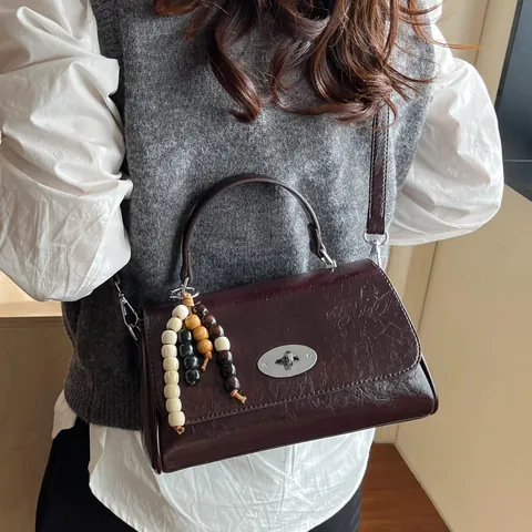 Damen Vintage PU Leder Umhängetasche Ölwachs Textur Handtasche Mit Metall Drehschloss Und Holzperlenanhänger Für Den Alltag