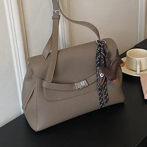 Mallette en Cuir PU Vintage Motif Litchi pour Femme Sac Fourre-Tout Grande Capacité avec Fermoir Pivotant et Pendentif Teckel