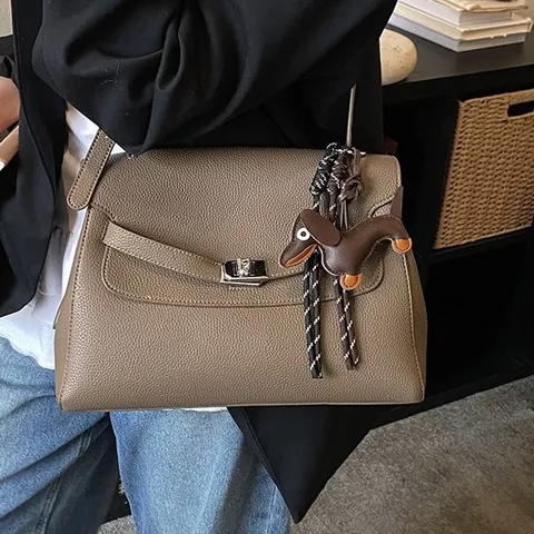 Vintage PU Leather Litchi Pattern Briefcase For Women Large Capacity Tote Bag With Turn Lock Dog Charm Shoulder Bag