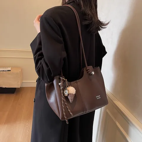 Modische Damen PU Leder Einkaufstasche Große Kapazität Minimalistische Pendler Schultertasche Mit Eiscreme-Anhänger