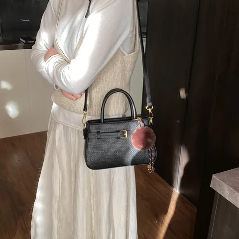 Retro Webstruktur Eimertasche Für Damen Vintage PU Leder Umhängetasche Mit Pelzball Anhänger Täglich Casual Crossbody Handtasche