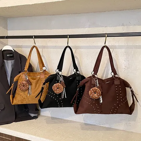 Vintage Wildlederimitat Nieten Tote Bag Für Damen Große Kapazität Umhängetasche Mit Donut Anhänger Stilvolle Handtasche