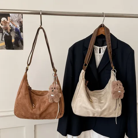 Vintage Suède Hobo Tas Voor Dames Minimalistisch Contraststiksel Schoudertas Met Pluchen Beer Bedeltje Matte Crossbody Tas