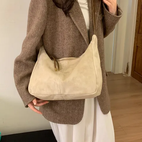 Vintage Suède Hobo Tas Voor Dames Minimalistisch Contraststiksel Schoudertas Met Pluchen Beer Bedeltje Matte Crossbody Tas