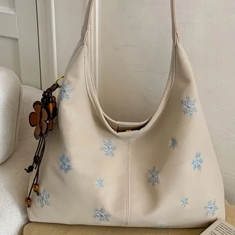 Borsa Tote da Donna con Ricamo a Fiocco di Neve Grande Capacità Retro in Pelle PU Hobo Borsa Sottobraccio con Ciondolo a Fiore