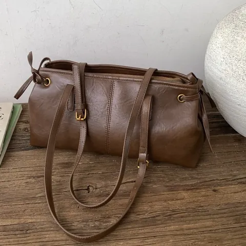 Damen Retro PU Leder Umhängetasche Maillard Stil Lange Rechteckige Achseltasche Mit Schleife Teddybär Anhänger Pendler Tote