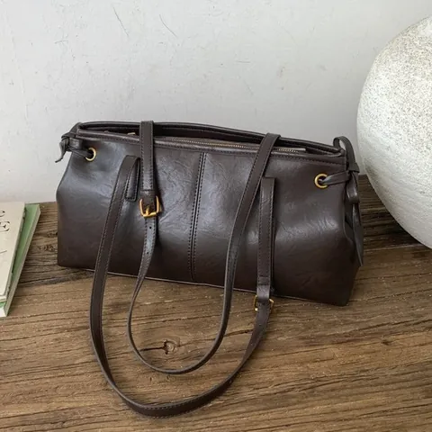 Damen Retro PU Leder Umhängetasche Maillard Stil Lange Rechteckige Achseltasche Mit Schleife Teddybär Anhänger Pendler Tote