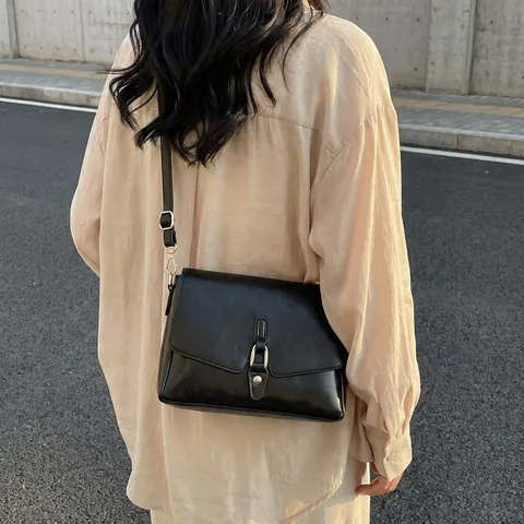 Minimalistische PU Leder Klappdeckel Umhängetasche Für Damen Retro Quadratische Schultertasche Vielseitige Mode Messenger Tasche