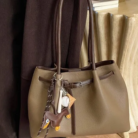 Bolso Tote de Cuero PU con Patrón de Lichi de Gran Capacidad para Mujer Bolso de Hombro Casual Vintage Con Colgante de Perro