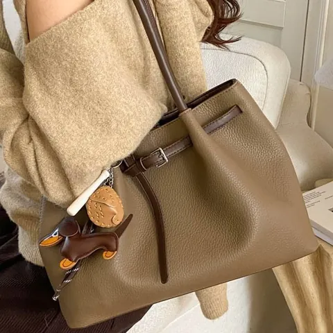 Women Large Capacity Litchi Pattern PU Leather Tote Bag Vintage Casual Shoulder Bag With Dog Charm For Daily Commuting