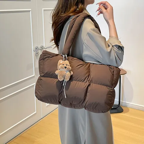 Sac Tote Puffer Grande Capacité pour Femmes en Nylon Matelassé Sac à Bandoulière Rembourré Léger Avec Pendentif Ours pour Quotidien