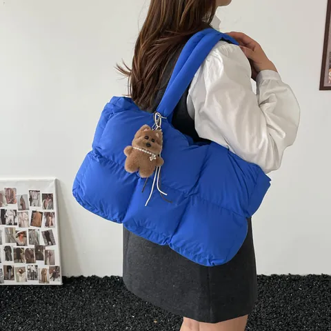 Sac Tote Puffer Grande Capacité pour Femmes en Nylon Matelassé Sac à Bandoulière Rembourré Léger Avec Pendentif Ours pour Quotidien